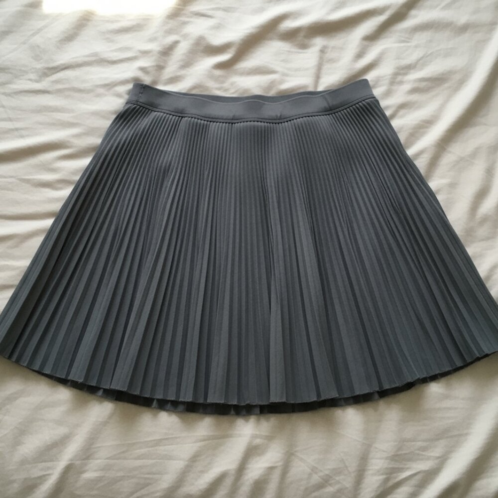 Grey Pleated Skirt! Size 2 - Picture 3 of 3